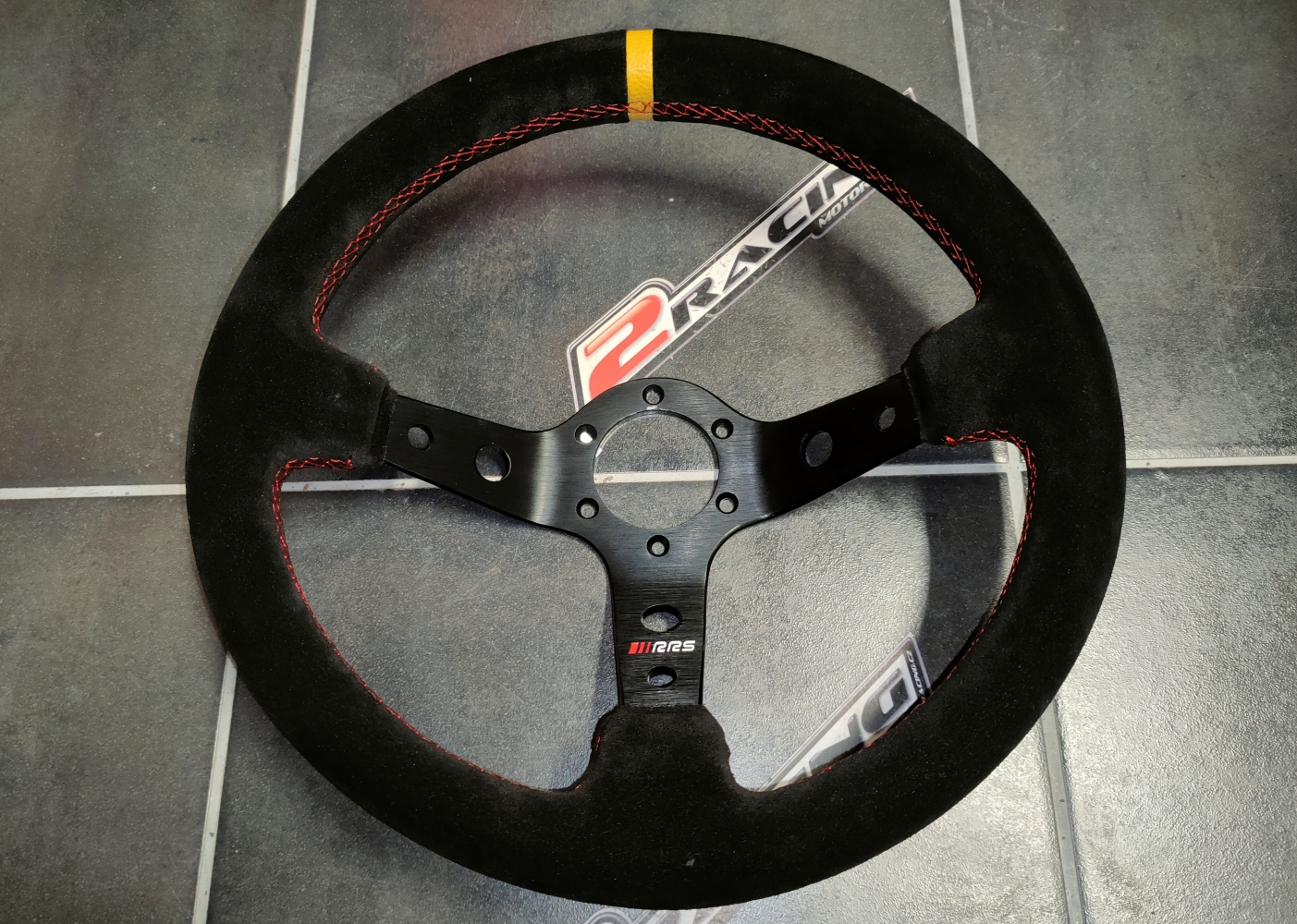 Semišový závodní volant RRS Rally 350mm/90mm 3 ramenný s tlačítkem klaksonu