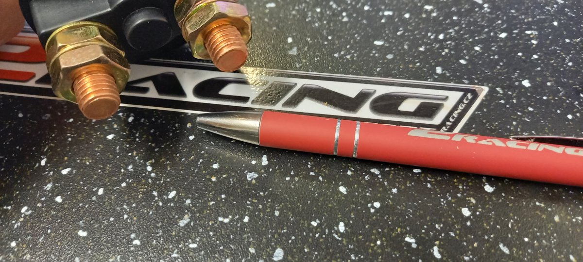 Bateriový odpojovač 2-pólový auto, atv, offroad - 12V S GUMOVOU KRYTKOU