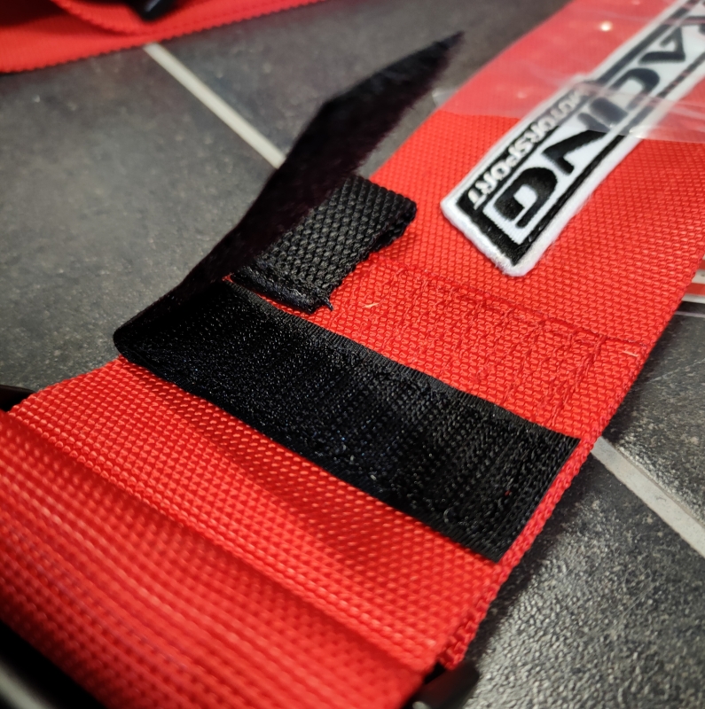 6bodý závodní bezpečnostní pás 2Racing s FIA homologací červený 3" široký