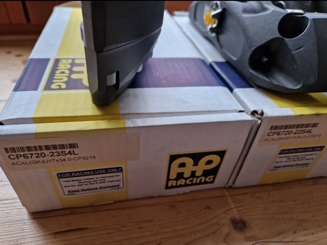 závodní brzdič AP Racing 4pístkové CP6720-23S4L a CP6720-22S4L