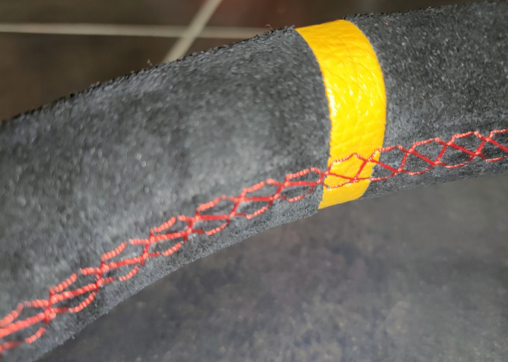 Semišový závodní volant RRS Rally 350mm/90mm 3 ramenný průměr věnce 32x28