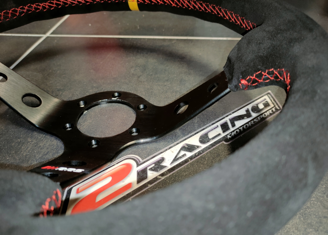 Semišový závodní volant RRS Rally 350mm/90mm 3 ramenný s tlačítkem klaksonu