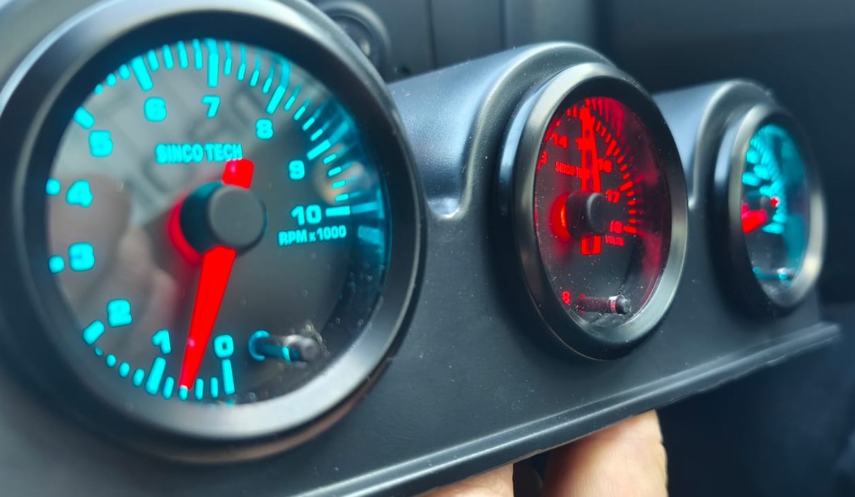 Přístrojová kaplička OBD II připojení do závoďáku