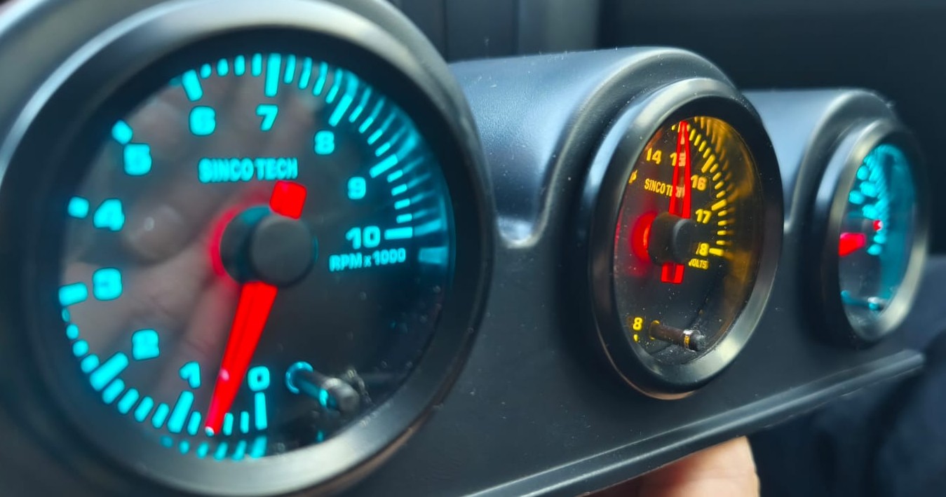 Přístrojová kaplička OBD II připojení do závoďáku