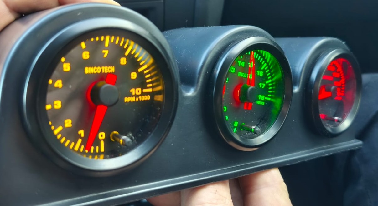 Přístrojová kaplička OBD II připojení do závoďáku